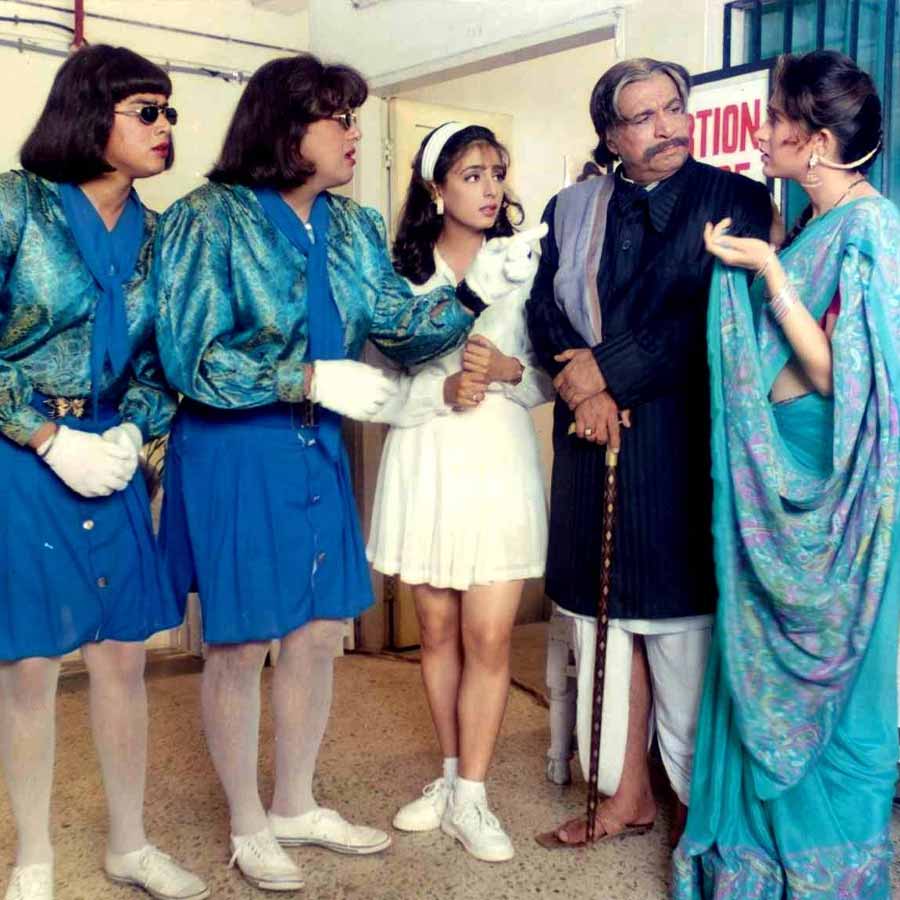 বলিপাড়ার অন্দরমহলে কান পাতলে শোনা যায়, বলিউডের ছবিনির্মাতারা তখন এমন অভিনেত্রীদের সন্ধানে ছিলেন যাঁরা সাহসী দৃশ্যে অভিনয় করতে অথবা স্বল্পপোশাক পরে অভিনয় করতে রাজি ছিলেন। সে ক্ষেত্রে কাঞ্চন নাকি একেবারেই বিপরীত স্রোতে বয়ে যাচ্ছিলেন।