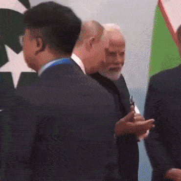হাঁটতে হাঁটতেই মোদীর সঙ্গে আলোচনা পুতিনের, পাত্তাও  দিলেন না পাশে দাঁড়িয়ে থাকা  শাহবাজ়কে! ভিডিয়ো ঘিরে চর্চা