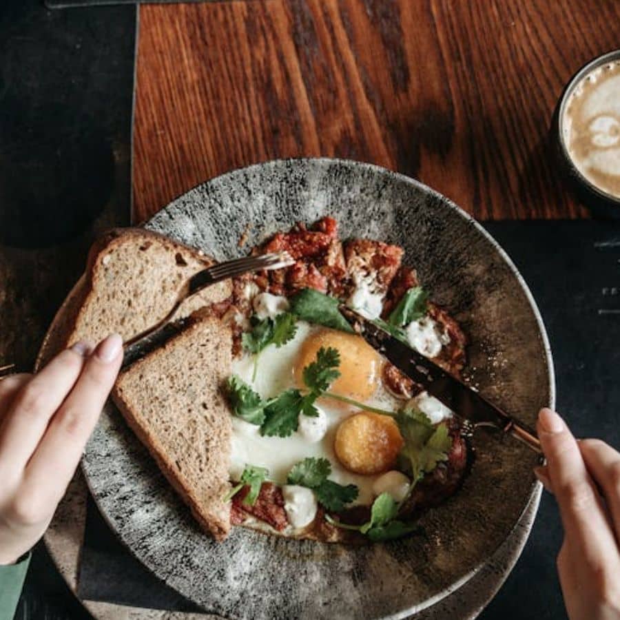 উত্তর থেকে এ বার একটু দক্ষিণে আসা যাক। লেক মার্কেট এলাকায় রাধুবাবুর দোকানও ইতিহাসের পাতা থেকে উঠে আসা। প্রজন্মের পর প্রজন্ম ধরে এই দোকানে প্রাতরাশের জন্য ঢুঁ মেরে আসছেন বহু নামীদামি ব্যক্তিত্ব। সেই ব্রিটিশ আমল থেকে আজও এখানে পাওয়া যায় ইংলিশ ব্রেকফাস্ট।    