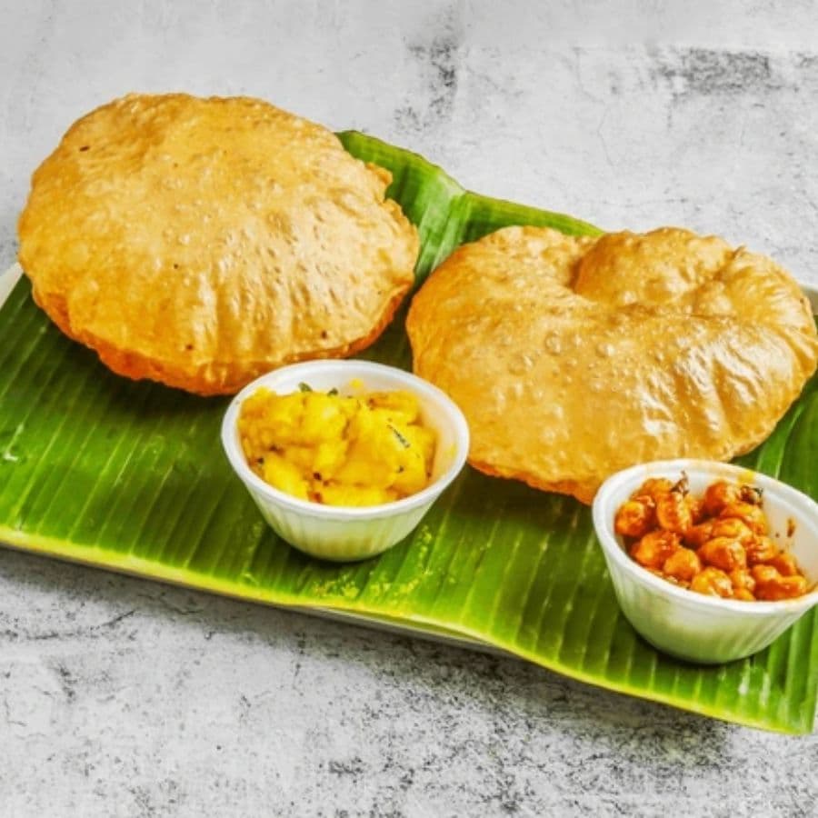 তালিকায় পরের নামটা থাকুক শ্যামবাজারের আরও একটি দোকানের। ‘আদি হরিদাস মোদক’, যার বয়স ২৫০ বছর পার। শ্রীরামকৃষ্ণ, সুভাষচন্দ্র বসু, স্বামী বিবেকানন্দ, গিরিশ ঘোষের মতো ব্যক্তিত্বরা এক সময়ে প্রাতরাশ সেরেছেন এই দোকানে। কলাপাতায় করে দেওয়া হয় কচুরি বা লুচি। সঙ্গে ছোলার ডাল, আলুর তরকারি, আর বিভিন্ন ধরনের মিষ্টি। 