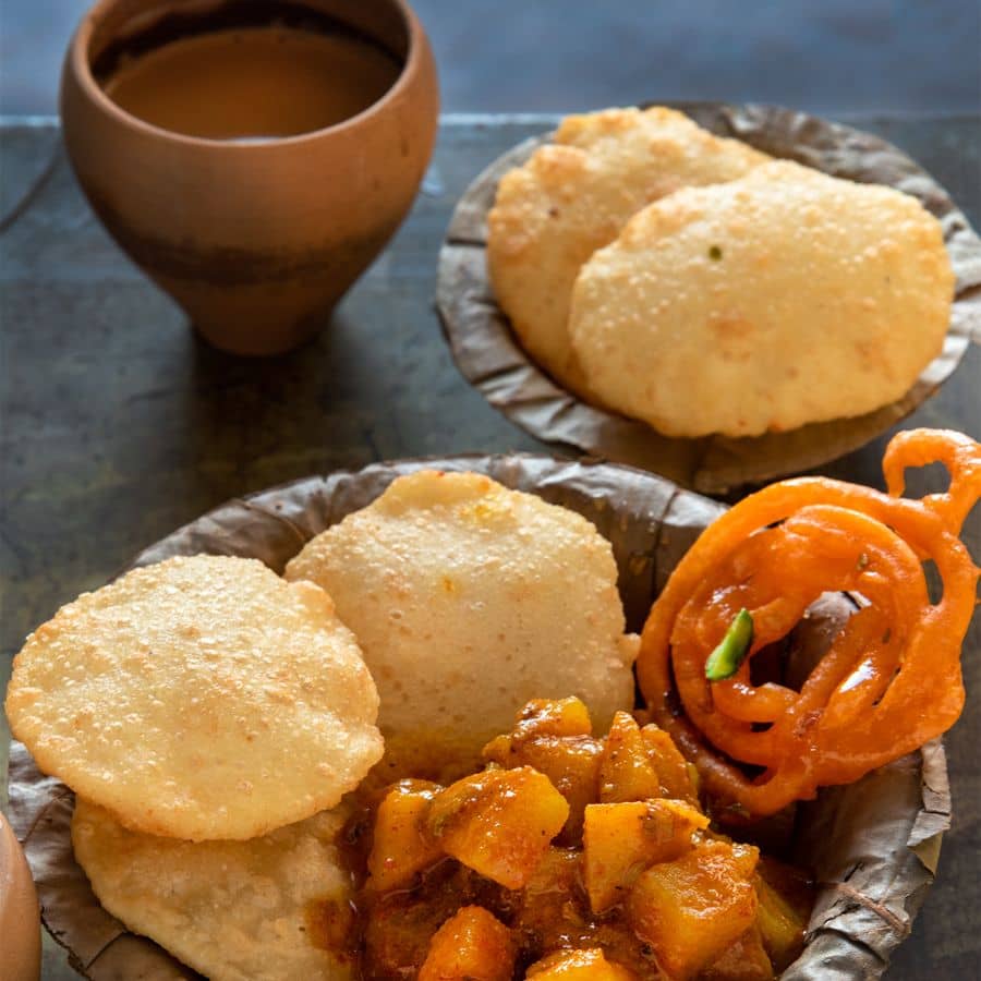 দক্ষিণ কলকাতার আর এক জনপ্রিয় জলখাবারের ঠেক হল ‘শ্রীহরি’। ভবানীপুর থানার ঠিক উল্টো দিকে যার অবস্থান। এখানেও লস্যি, কচুরি, মিষ্টি দিয়ে জমিয়ে ভূরিভোজ সারতে পারবেন। 