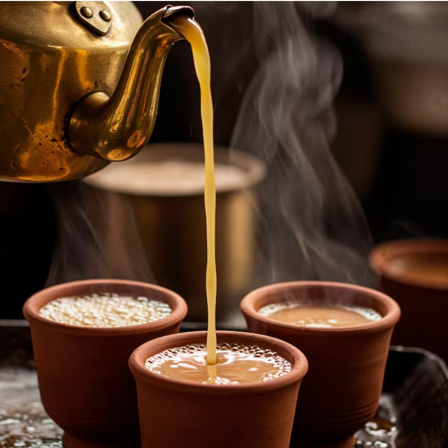 শরৎ বসু রোডে ‘মহারাজ’-এও কিন্তু একদিন ব্রেকফাস্ট করতেই পারেন। পেয়ে যাবেন চা, কচুরি, আলুর তরকারি-সহ মিষ্টি, জিলিপি। রবিবারের পারফেক্ট ব্রেকফাস্ট যাকে বলে! 