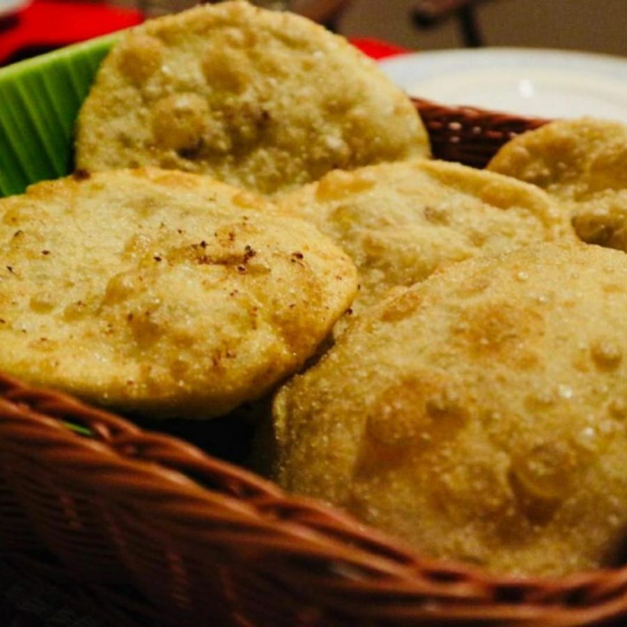 উত্তর কলকাতার ‘নীলাচল’-এর কচুরি মানেই মাছের কচুরি! সকাল সকাল গঙ্গার পাড় ঘুরে বাগবাজারের এই দোকানে ঢুঁ মারতেই পারেন। 