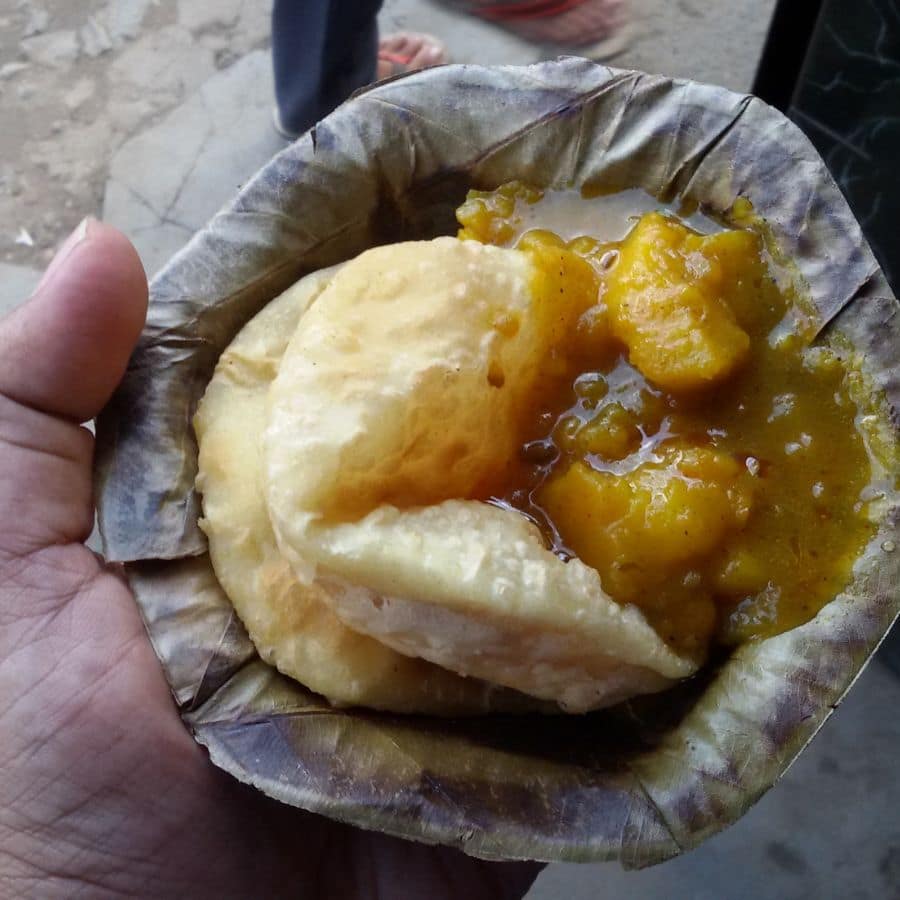 উত্তর শহরতলির দিকে এগোলে নিউ ব্যারাকপুরে রয়েছে ‘অজিতের কচুরি’। প্রাতরাশের জন্য বিখ্যাত এই দোকানটি বহু পুরনো। বিকেলে চপ পাওয়া যায় এই একই দোকানে। 