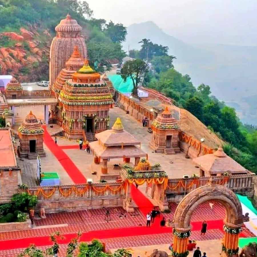 রম্ভা থেকে তারাতারিণী মন্দির ঘুরে চলে যেতে পারেন গোপালপুরেও।