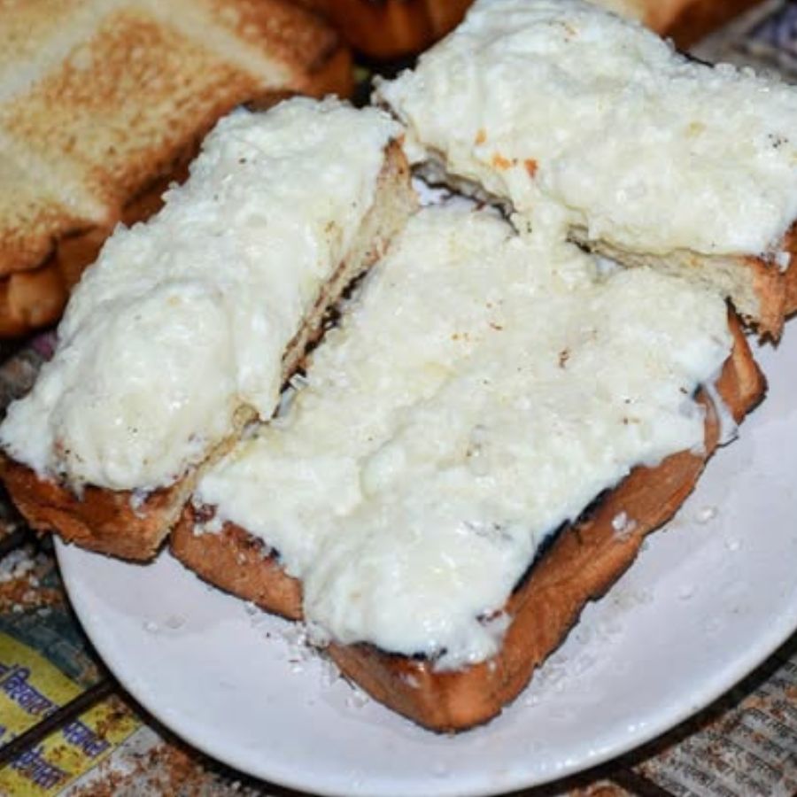 বিবাদী বাগের ‘কোনা’ দোকান জনপ্রিয় তার মালাই টোস্ট, কচুরি-আলুর তরকারির জন্য। এ ছাড়া চা তো আছেই!  (এই প্রতিবেদনটি ‘আনন্দ উৎসব’ ফিচারের একটি অংশ)।