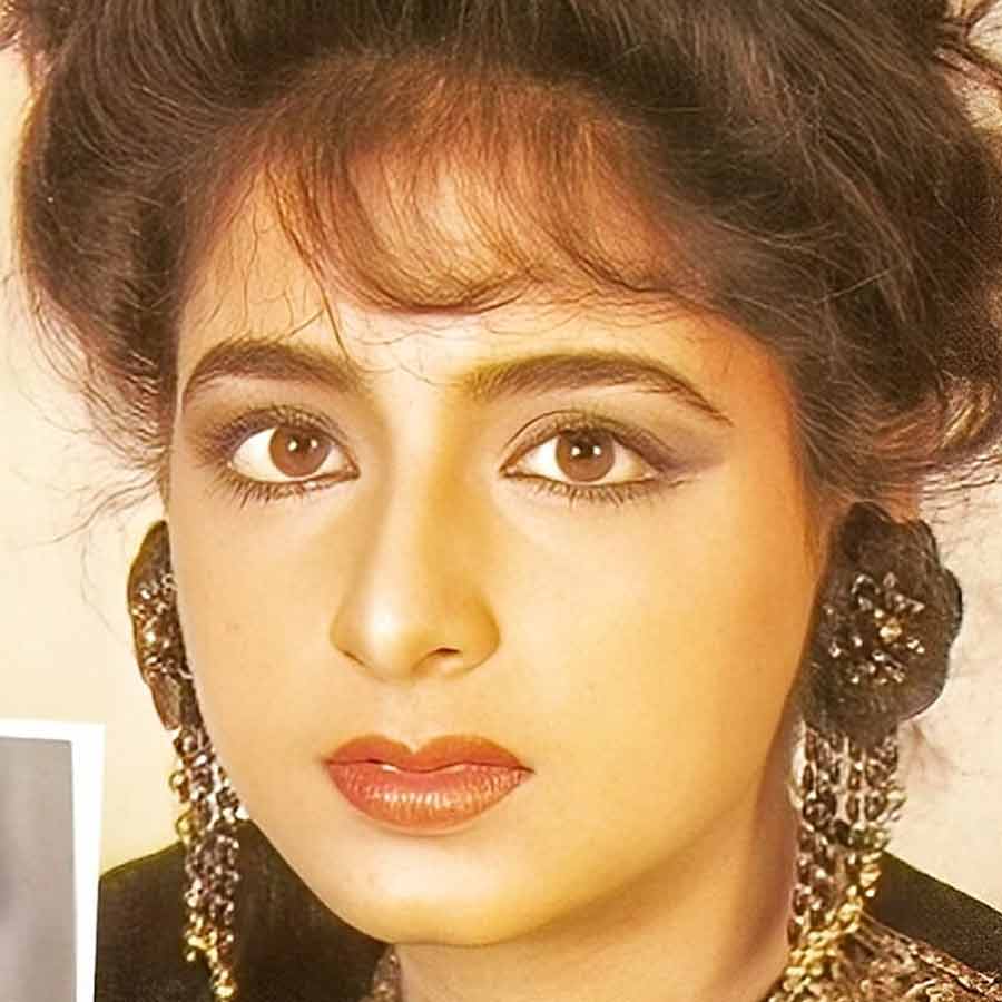 অন্য দিকে বলিপাড়ার একাংশের দাবি, কাঞ্চন যে সময় ইন্ডাস্ট্রিতে পা রেখেছিলেন সেই সময় শ্রীদেবী, মাধুরী দীক্ষিত, করিশ্মা কপূরের মতো বলি নায়িকারাও তাঁদের কেরিয়ার গড়তে ব্যস্ত হয়ে পড়েছেন। কম সময়ের মধ্যে অন্য অভিনেত্রীদের জনপ্রিয়তার ছটায় হারিয়ে যান কাঞ্চন।