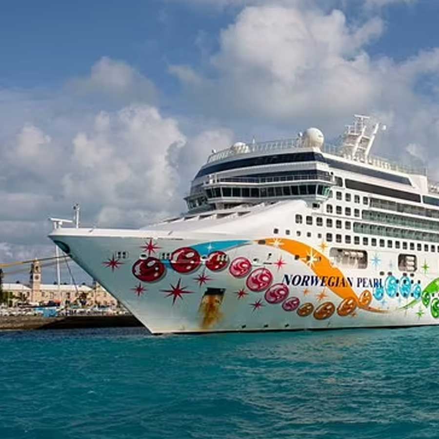 Qizning ustida turgan sik