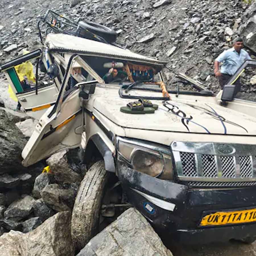 Stone falls on vehicle in Uttarakhand Rudraprayag, two pilgrims died dgtl