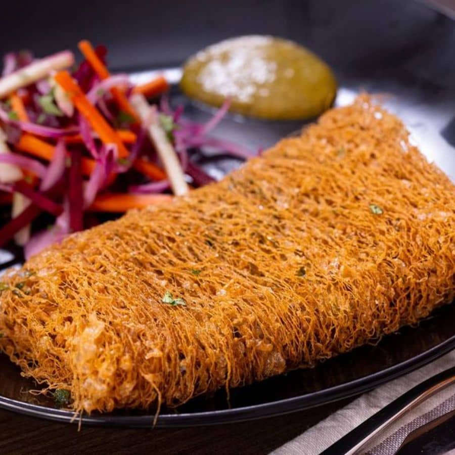 রাসবিহারী মোড়ের কাছেই সুপ্রাচীন ‘রাধু বাবু’র দোকান। কাটলেট থেকে কবিরাজী, ফিশফ্রাই থেকে চপ– এই দোকানের সুস্বাদে মজেননি এক বারও, এমন বাঙালি খুঁজে পাওয়া ভার!