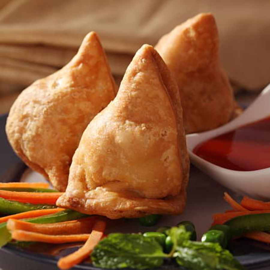 দক্ষিণ কলকাতার এই অঞ্চলে ঠাকুর দেখা শিঙারা আর কচুরি ছাড়া যেন অসম্পূর্ণ। ‘শ্রীহরি’ বা ‘শর্মা সুইটস অ্যান্ড স্ন্যাক্স’-এর গরম শিঙারা আর আলুর তরকারি এক অনবদ্য জুটি। সঙ্গে যদি থাকে খাস্তা কচুরি আর ছোলার ডাল, তবে তো কথাই নেই। এই দোকানগুলির এই সব ভাজাভুজির স্বাদ এক কথায় অতুলনীয়। এই সাধারণ খাবারগুলিই হাজরার স্ট্রিট ফুডের জনপ্রিয়তা ধরে রেখেছে। 