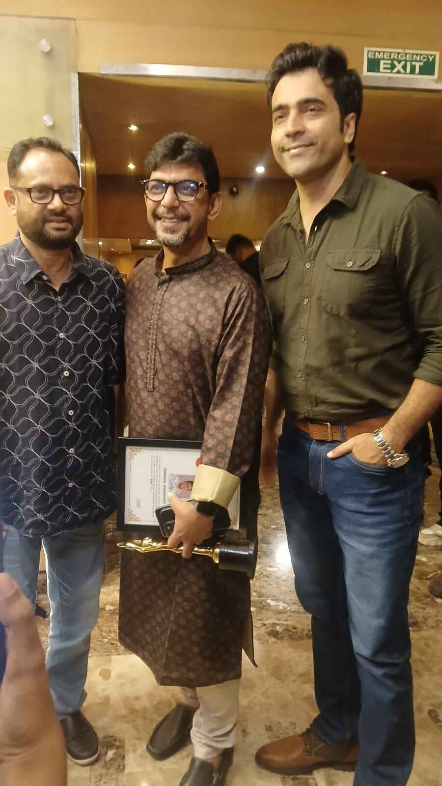 প্রযোজক ফিরদৌসল হাসান আর তাঁর দুই নায়ক চঞ্চল চৌধুরী, আবীর চট্টোপাধ্যায়। 