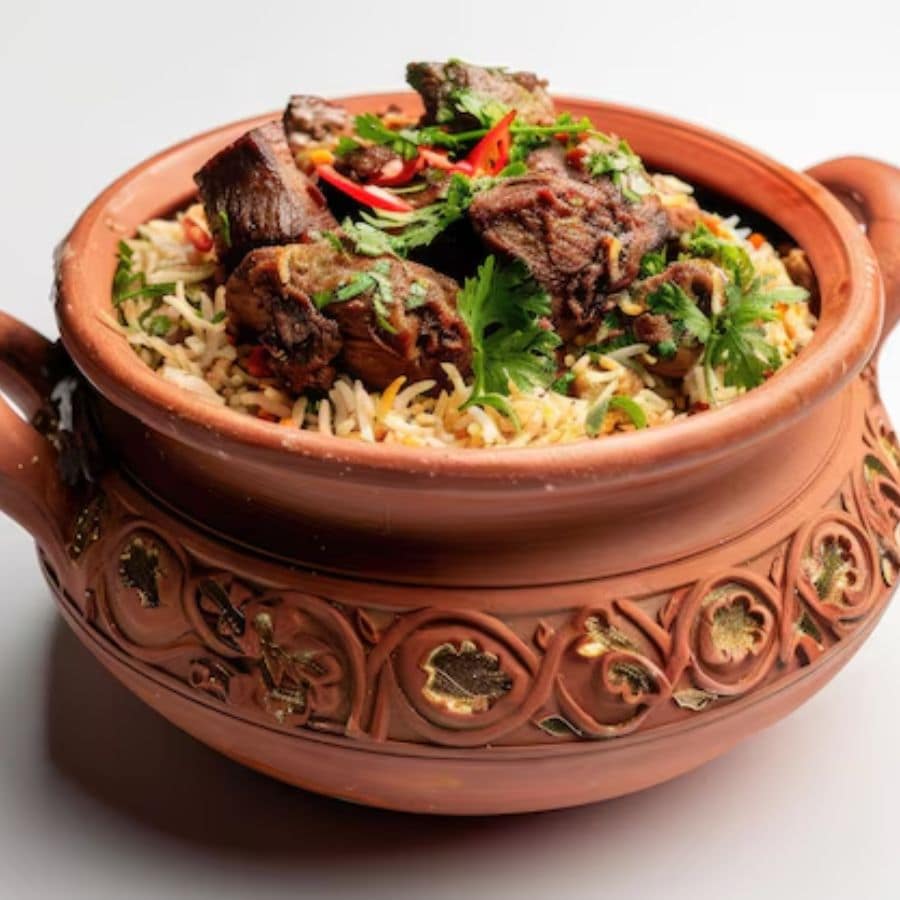 হাজরা মোড়ের আর একটু ভিতরে ঢুকলে চিত্তরঞ্জন ক্যানসার হাসপাতালের কাছে রয়েছে ‘খাঞ্চা বিরিয়ানি’। মাটির হাঁড়িতে রান্না করা এই বিরিয়ানির সুবাস দূর থেকেও মনকে টেনে আনে। চিকেন বা মাটন, যে কোনও বিরিয়ানিতেই এই দোকানের বাজিমাত। পুজোর রাতে ঠাকুর দেখার ফাঁকে একটু ভারী খাবার খেতে চাইলে এই বিরিয়ানির জুড়ি মেলা ভার। 