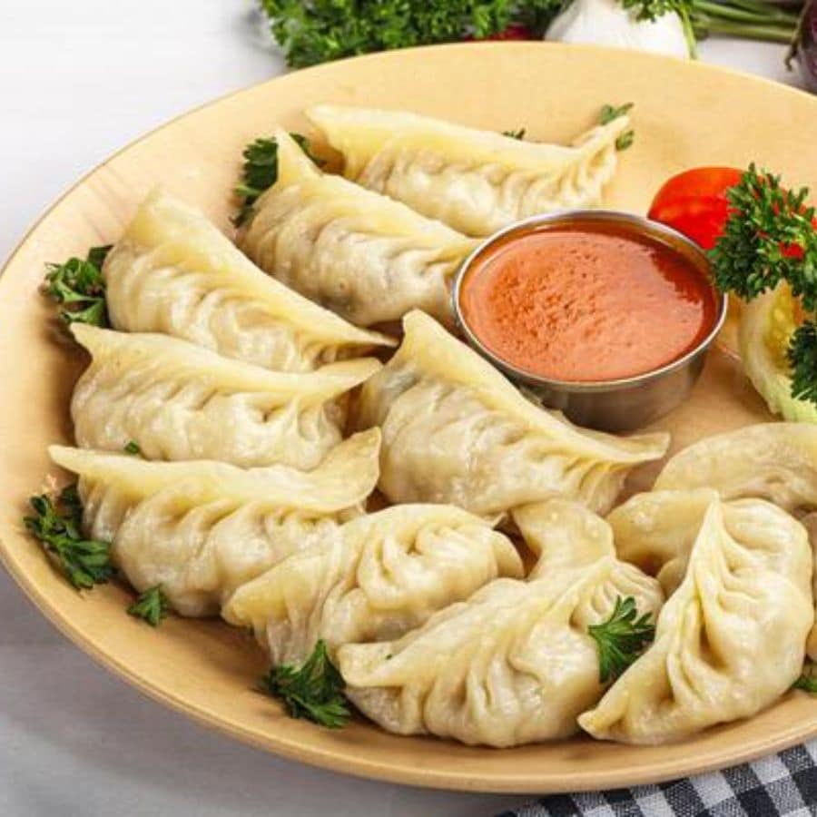 বেহালা-হাজরা অটো স্ট্যান্ডের কাছেই রয়েছে ‘ক্লাসিক ফাস্ট ফুড সেন্টার’। এখানকার চাউমিন, মোমো এবং রোলের সুনাম বহু দিনের। পুজোর সময়ে কলেজ-ফেরত ছেলেমেয়েদের পাশাপাশি বিভিন্ন বয়সী মানুষও এখানে ভিড় জমান। কম খরচে পেটভরা সুস্বাদু খাবারের পাশাপাশি জমিয়ে আড্ডার আদর্শ স্থানও বটে।