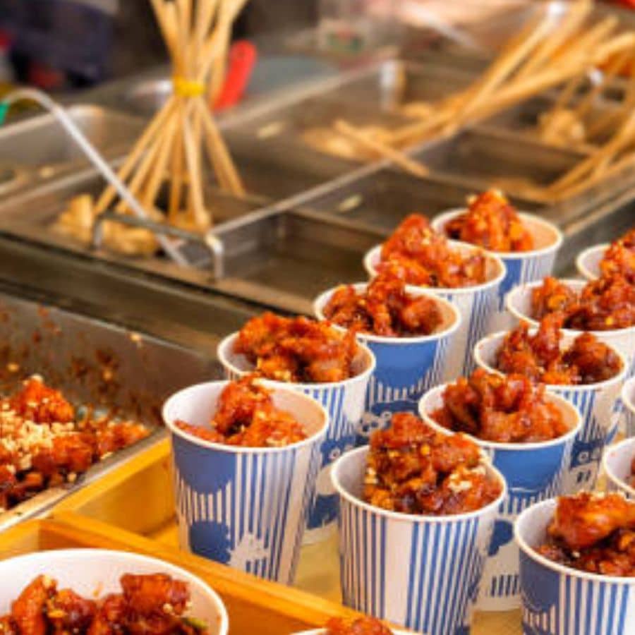 পুজোর দিনে হাজরা গেলে তবে হাজার খোঁজাখুঁজির দরকার নেই আর। সুলুকসন্ধান তো রইলই!  (এই প্রতিবেদনটি ‘আনন্দ উৎসব’ ফিচারের একটি অংশ)।