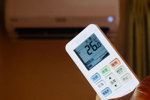 সঠিক তাপমাত্রা নির্বাচন: বিদ্যুৎ সাশ্রয়ের মূল মন্ত্র হল সঠিক তাপমাত্রা। এসি ২৫-২৬ ডিগ্রি সেলসিয়াসে সেট করুন। প্রতি ১ ডিগ্রি তাপমাত্রা কমালে ৬% বেশি বিদ্যুৎ খরচ হয়, এটা মাথায় রাখুন।