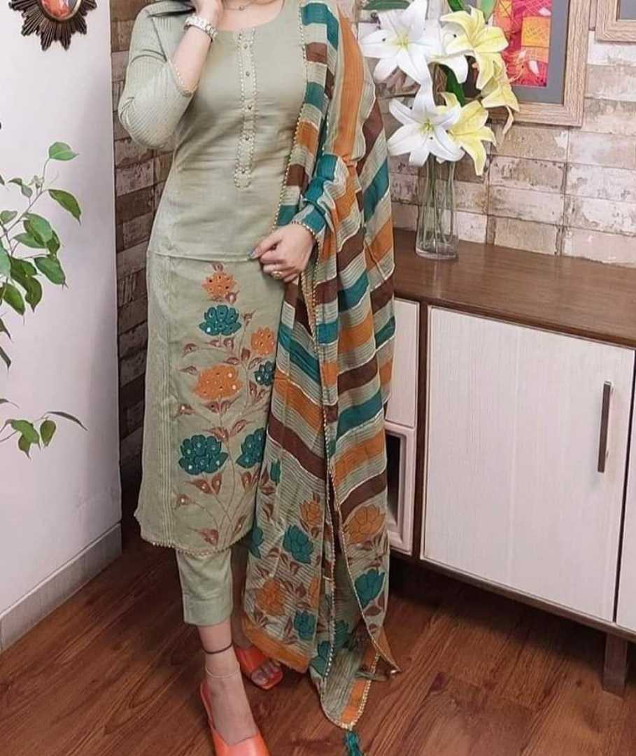 সঠিক পোশাক নির্বাচন: ঘামের দুর্গন্ধ এড়াতে সুতির পোশাক পরা সবচেয়ে ভাল। সিন্থেটিক বা পলিয়েস্টার কাপড়ের বদলে সুতির কাপড় বাতাস চলাচল করতে সাহায্য করে এবং শরীর ঠান্ডা রাখে।