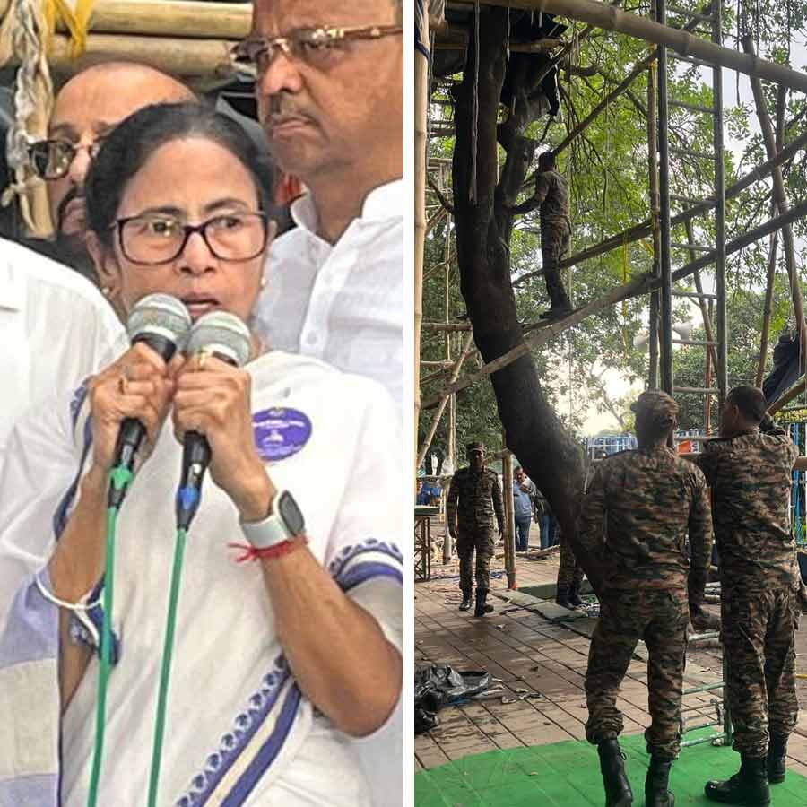 West Bengal CM Mamata Banerjee reaches Gandhi Statue as Army attempts to remove stage dgtl