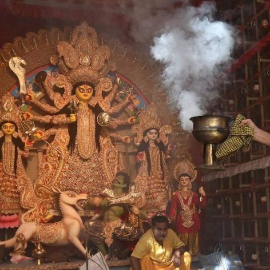  যদি সপ্তমী বা দশমী শনিবার বা মঙ্গলবার হয়, তবে দেবী ঘোড়ায় চড়ে আসেন অথবা বিদায় নেন। এই মত থেকেও দেবীর বাহন হিসাবে ঘোড়াকে রাখা শুরু হয়ে থাকতে পারে বলে মনে করা হয়।  শাস্ত্রীয় মতে, দেবীর বাহন হিসেবে ঘোড়া অশুভ ফল বয়ে আনে, যা সমাজে অস্থিরতা এবং যুদ্ধ নির্দেশ করে।