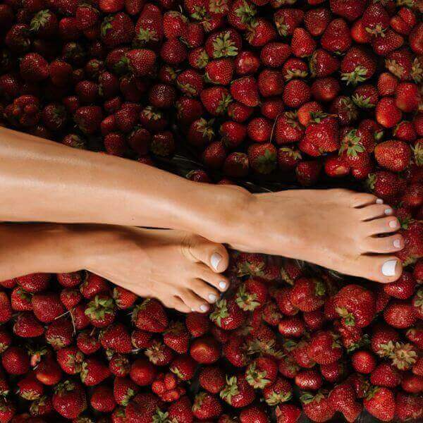 ‘স্ট্রবেরি লেগস’ কী? এটি এমন একটি অবস্থা, যেখানে ত্বকের লোমকূপ বা হেয়ার ফলিকেলস্ বন্ধ হয়ে যায়। এর ফলে লোমকূপের গোড়ায় ছোট ছোট কালো ছোপ দেখা যায়। এটি দেখতে স্ট্রবেরির বাইরের অংশের মতো হওয়ায় এই নাম দেওয়া হয়েছে।