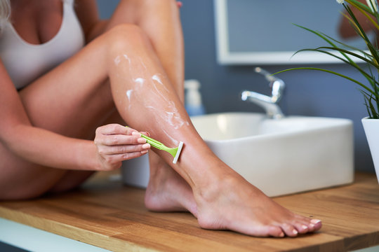 শেভিং-এর ভুল পদ্ধতি: পুরনো বা ভোঁতা রেজ়ার ব্যবহার করলে ত্বক জ্বালা করতে পারে এবং লোমকূপগুলি খুলে গিয়ে ময়লা ও তেল জমে কালো দেখায়। এতে ইনগ্রোন হেয়ার-ও তৈরি হতে পারে। এবার জেনে নিন, কী ভাবে এই সমস্যার সমাধান করবেন।