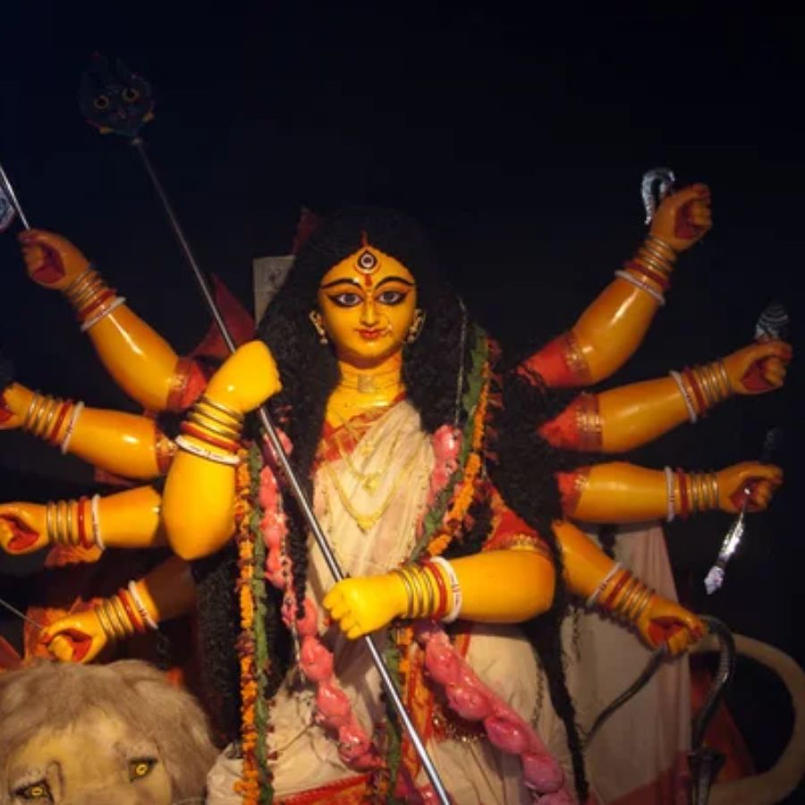  কিন্তু বৈষ্ণব মতাবলম্বীরা, যাঁরা একটু ভিন্ন প্রথা অনুসরণ করতেন, তাঁদের প্রতিমায় দেবীর বাহন হয় ঘোটকমুখী সিংহ। এই কারণে এখনও কিছু কিছু পুরনো বাড়িতে এমন প্রতিমা দেখা যায়।