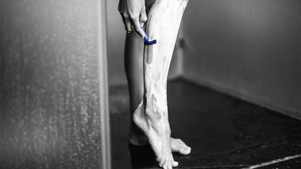 নতুন রেজ়ার ব্যবহার: সব সময় নতুন এবং ধারালো রেজ়ার ব্যবহার করুন। এটি শেভিংয়ের সময় ত্বকের ক্ষতি কম করে। প্রতি ২-৩ বার ব্যবহারের পর রেজ়ার বদলে ফেলুন।