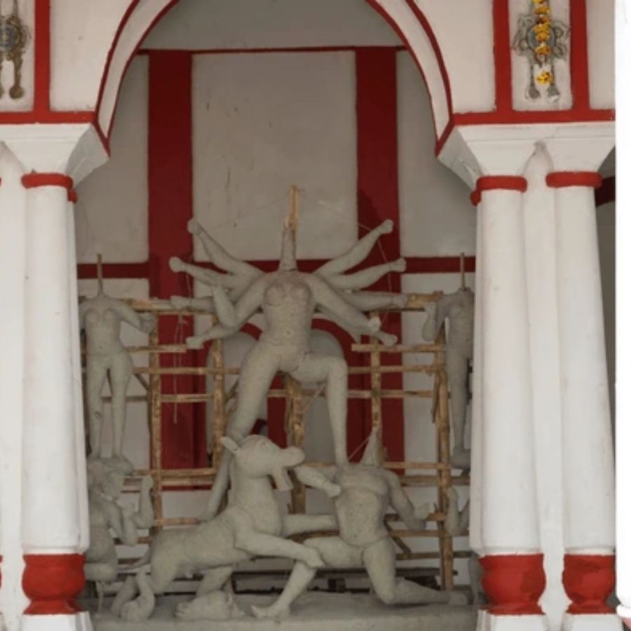 ব্রিটিশ আমলের প্রভাব: কিছু ইতিহাসবিদের মতে, ব্রিটিশ আমলে জমিদার বাড়িগুলিতে দুর্গাপুজোর জাঁকজমক বেশি থাকত। যেহেতু ব্রিটিশ সাম্রাজ্যের প্রতীক ছিল ঘোড়া, তাই কোম্পানিকে খুশি করতে জমিদাররা তাদের প্রতিমায় সিংহকে ঘোড়ার মতো রূপ দিতেন।