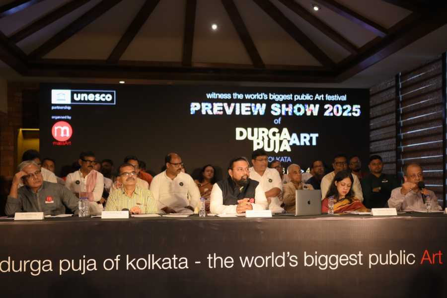 মাস আর্টের সম্পাদক ধ্রুবজ্যোতি বোস শুভ উপস্থিত ছিলেন অনুষ্ঠানে।  এছাড়াও ছিলেন পশ্চিমবঙ্গ সরকারের তথ্য এবং সংস্কৃতি বিভাগের ডিরেক্টর অফ কালচার এবং স্পেশ্যাল কমিশনার কৌশিক বসাক। ছিলেন আইআইটি খড়্গপুরের আর্কিটেকচার অ্যান্ড রিজিওনাল প্ল্যানিংয়ের অধ্যাপক হৈমন্তী বন্দ্যোপাধ্যায়, আলিপুর সংগ্রহশালার ডিরেক্টর এবং ইতিহাসবিদ জয়ন্ত সেনগুপ্ত এবং ইউনেস্কোর নয়াদিল্লির চিফ অফ সেক্টর ফর কালচার জুনহি হান।