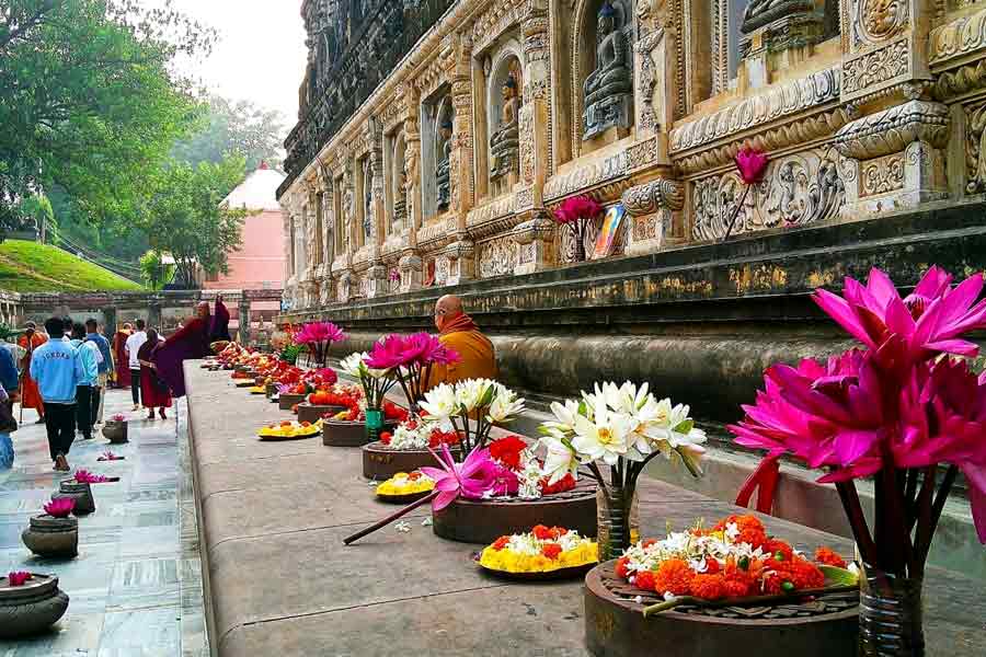 মহাবোধি মন্দির চত্বরটিও সুন্দর করে সাজানো।