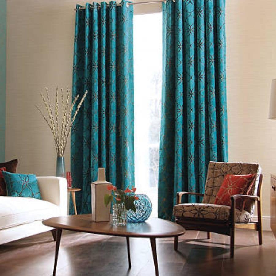 ৫। নীল রং- নীল রং মনে শান্তি এবং প্রশস্তি এনে দেয়। এটি আত্মবিশ্বাস এবং স্থিতিশীলতার প্রতীক। বিশ্রামের জায়গায় নীল রঙের পর্দা ব্যবহার করতে পারেন। 