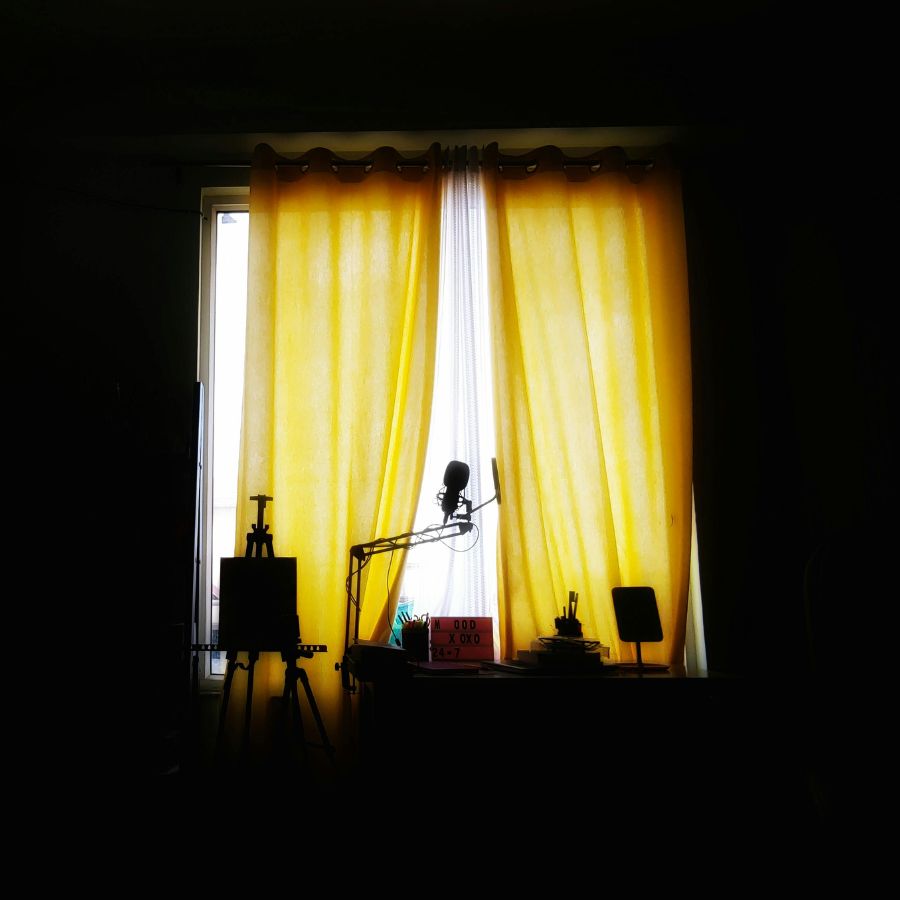 ৬। হলুদ রং- এটির সঙ্গে জড়িয়ে থাকে জ্ঞান, বিশুদ্ধতা এবং একাগ্রতা। হলুদ রং মানুষেরা সুখ, আনন্দের প্রতিনিধিত্ব করে। হলুদ রঙের পর্দার ব্যবহারকে খুব শুভ বলে মানা হয়। 