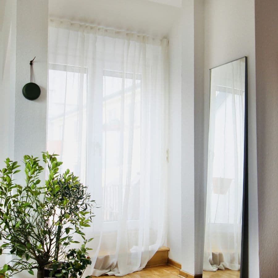 ৭। সাদা রং- সাদা নিয়ে আসে নমনীয়তা। এটি বিশুদ্ধতা, সরলতা এবং পরিচ্ছন্নতার প্রতীক। 