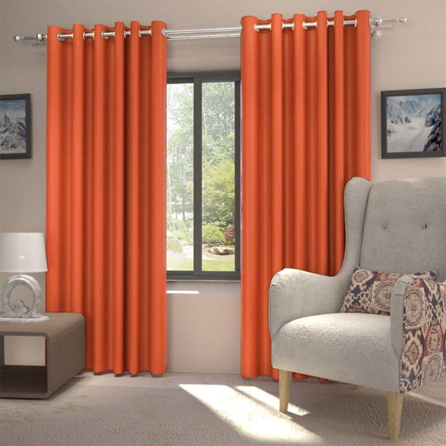 ৯। কমলা রং - কমলা রং নিয়ে আসে প্রাণবন্ততা। বলা হয়, এই রং নাকি শক্তি এবং লক্ষ্যেরও প্রতীক। বসার ঘরে এই পর্দা লাগানো যেতেই পারে। 