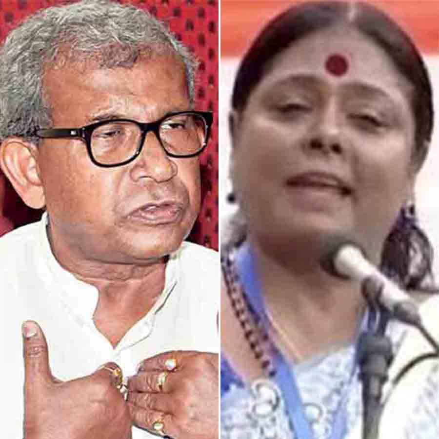 (বাঁ দিকে) মানস ভুঁইয়া ও শিউলি সাহা (ডান দিকে)।