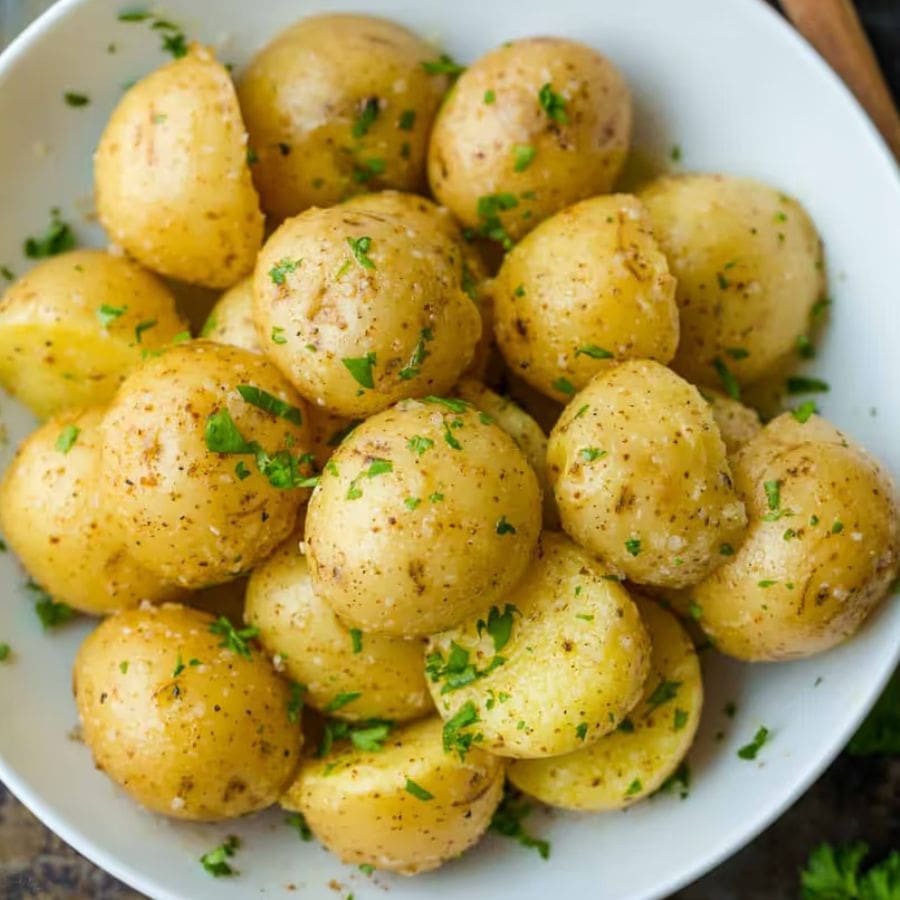 ২। প্রথমে ছোট নতুন আলু বেছে নিতে হবে। এই আলুর ক্ষেত্রে সব থেকে গুরুত্বপূর্ণ ধাপ হল একে পুরোপুরি সেদ্ধ করা। 