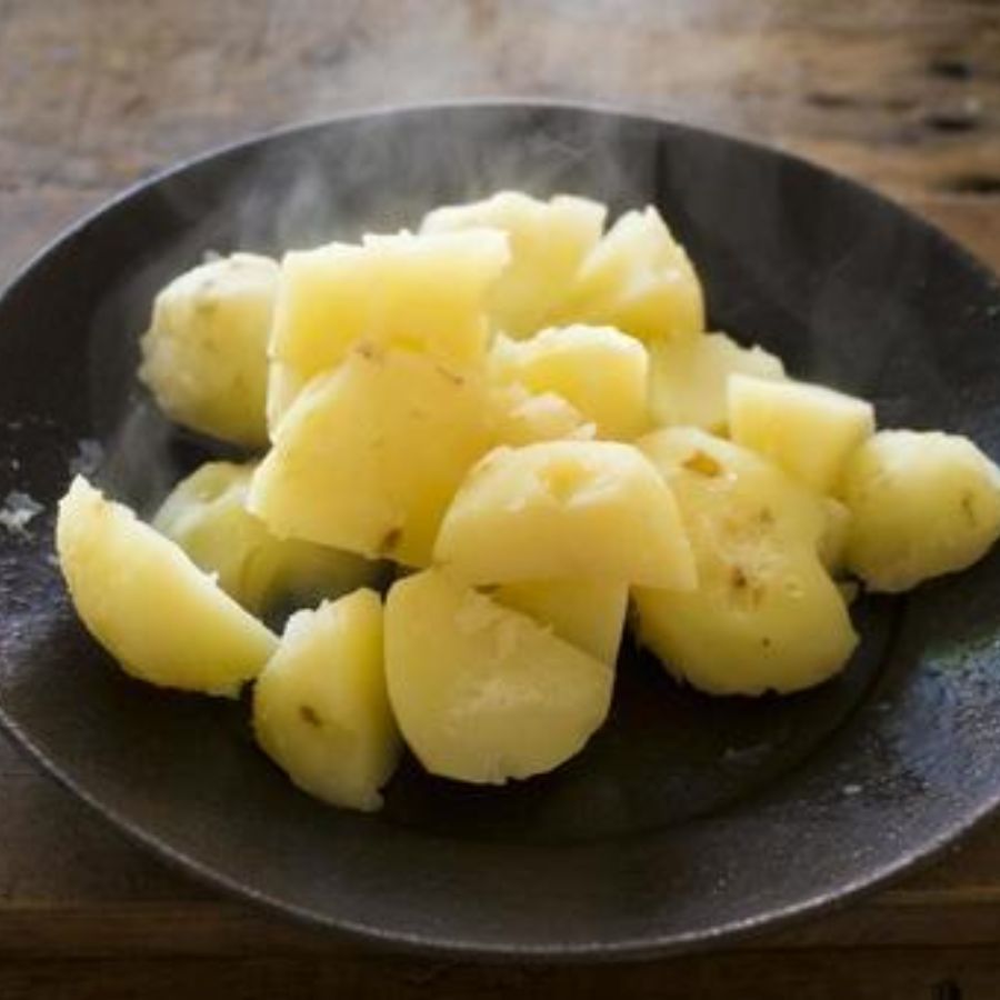 ৩। একটি পাত্রে পর্যাপ্ত পরিমাণে জল ও খুব বেশি করে নুন দিয়ে আলুগুলি প্রায় ৩০ মিনিট ধরে সেদ্ধ করুন। এতে প্রতিটা আলু সমান ভাবে নুন টেনে নেবে। 