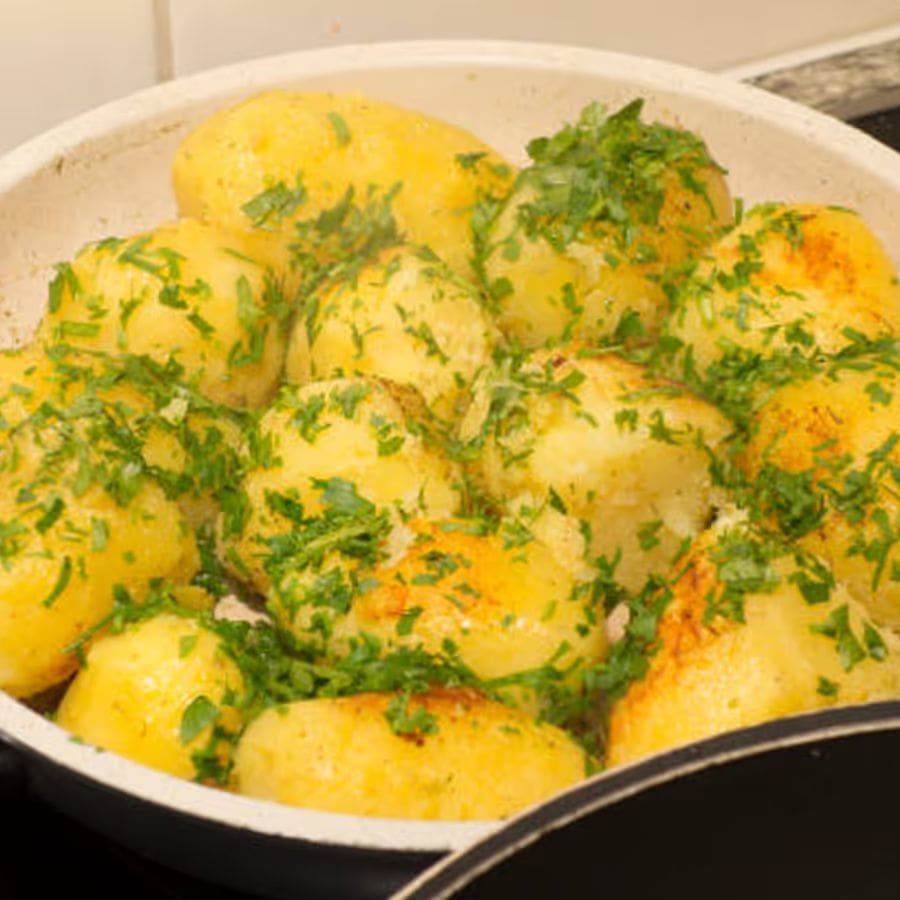 ৪। আলু সেদ্ধ হয়ে গেলে জল ঝরিয়ে ফেলুন। গরম অবস্থাতেই তার খোসা ছাড়িয়ে আরও সামান্য নুন মাখিয়ে রাখুন। এ বার মশলার পেস্ট তৈরি করে রাখুন। জিরে গুঁড়ো, ধনে গুঁড়ো, আমচুর, বিটনুন আর আদা বাটার সঙ্গে জল মিশিয়ে একটি মসৃণ পেস্ট তৈরি করুন। 