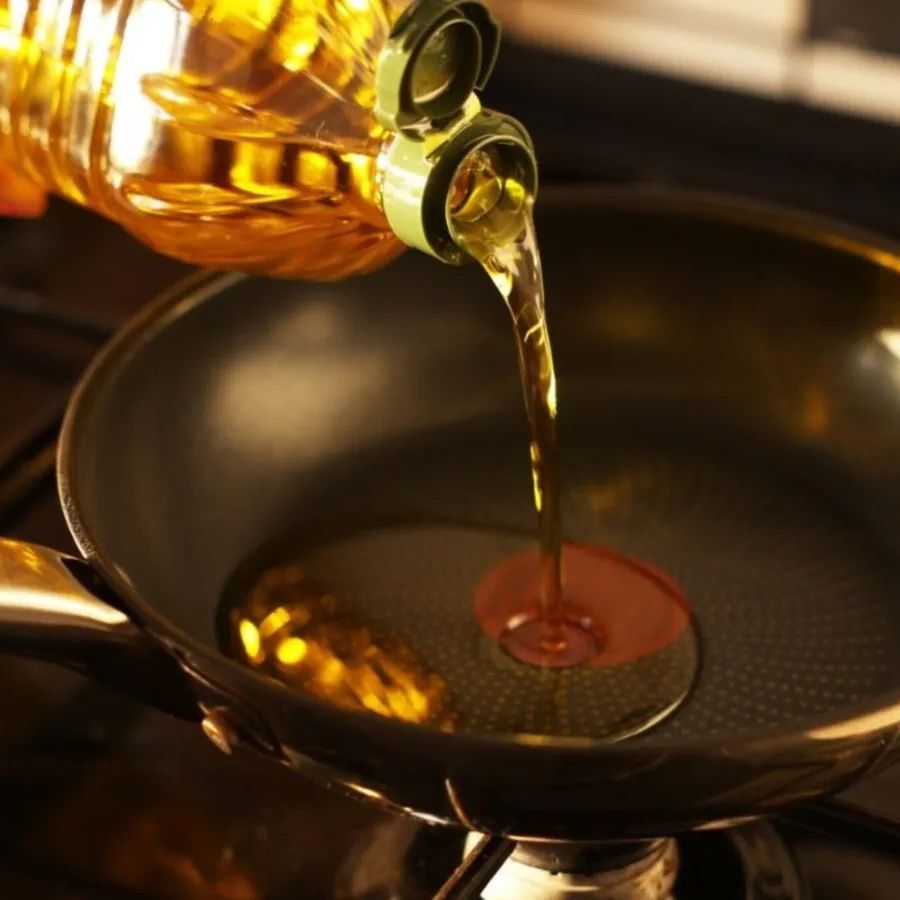 ৫। একটি প্যানে সর্ষের তেল গরম করে তাতে শুকনো লঙ্কা, তেজপাতা, লবঙ্গ, এলাচ, দারচিনি, জিরে এবং হিংয়ের ফোড়ন দিন। 