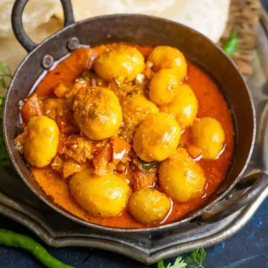 ৭।  এর পরে মশলার পেস্ট মিশিয়ে দিন। যত ক্ষণ না কাঁচা গন্ধ চলে যায় আর তেল ছেড়ে দেয়, তত ক্ষণ মাঝারি আঁচে কষাতে থাকুন। 