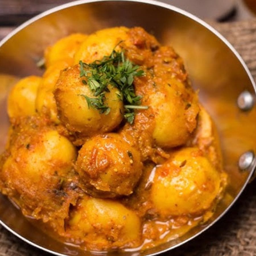 ৮।  ফেটানো টক দই আর সামান্য টোম্যাটো সস যোগ করে খুব দ্রুত নাড়তে থাকুন, যাতে দই ফেটে না যায়। 