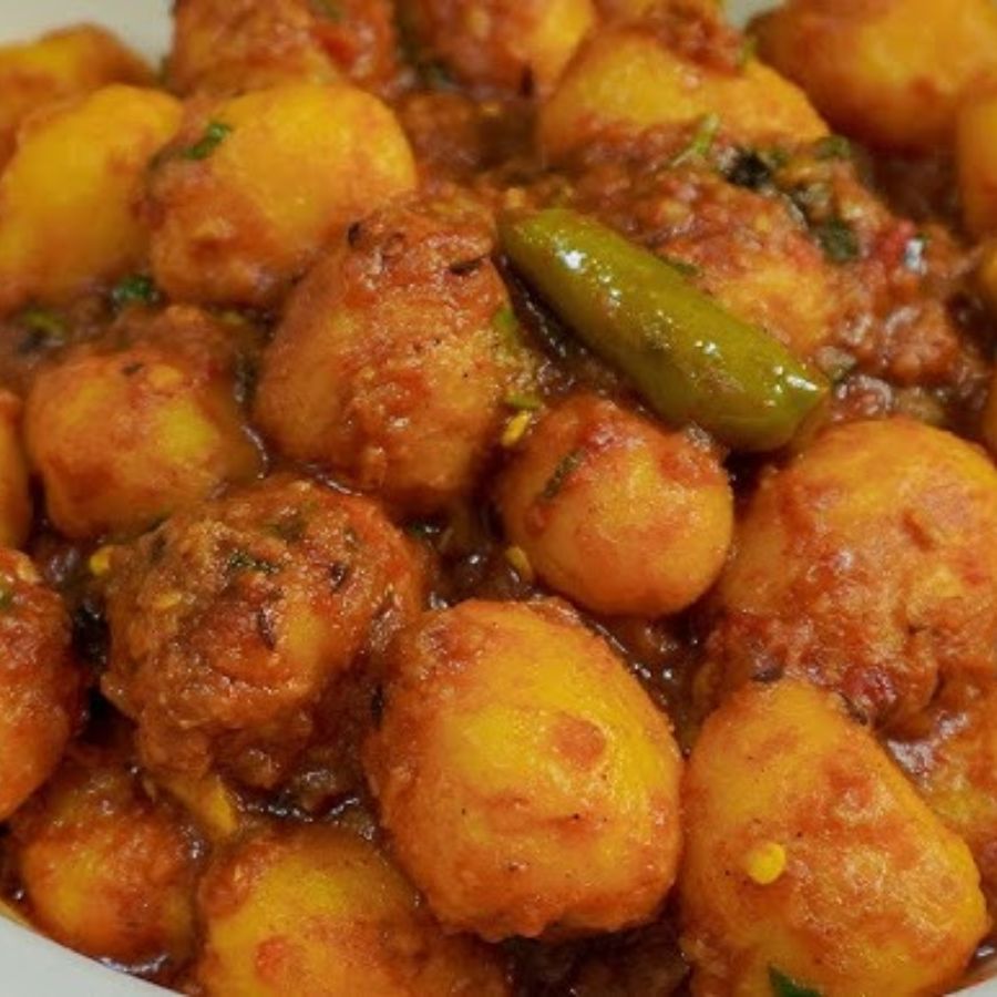 ৯।  এর পরে আলুর টুকরোগুলো দিয়ে ভাল ভাবে মশলার সঙ্গে মিশিয়ে নিন। এই রেসিপিতে আলুকে আগে থেকে ভাজা হয় না, কিন্তু এই পদ্ধতিতে তা আরও রসালো হয়ে ওঠে। 