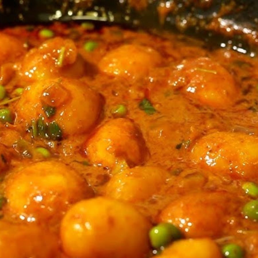 ১০। পরিমাণমতো গরম জল, নুন আর চিনি দিয়ে সব কিছু একসঙ্গে মিশিয়ে দিন। এর পরে কসুরি মেথি গুঁড়ো করে উপরে ছড়িয়ে দিন। 