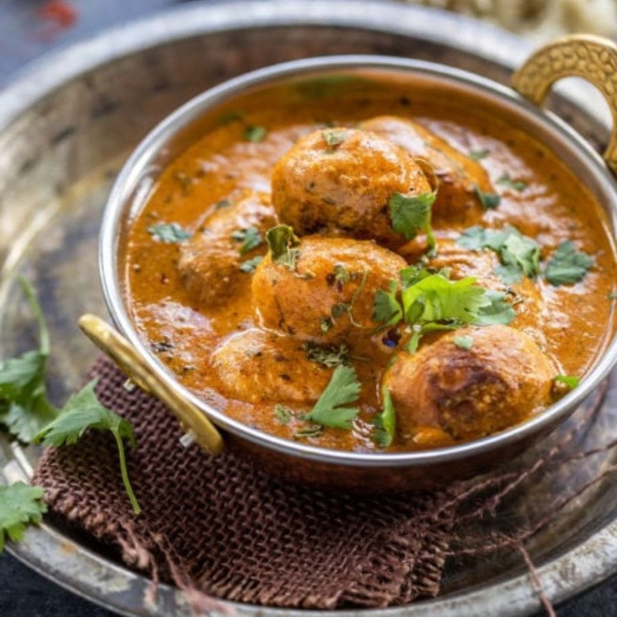 ১২।  সবশেষে কাজু বাটা, কাঁচা মটর, ঘি আর গরম মশলা ছড়িয়ে আঁচ বন্ধ করে দিন। পরিবেশনের আগে অন্তত ২ মিনিট ঢেকে রাখুন।   ( এই প্রতিবেদনটি ‘আনন্দ উৎসব’ ফিচারের একটি অংশ। )