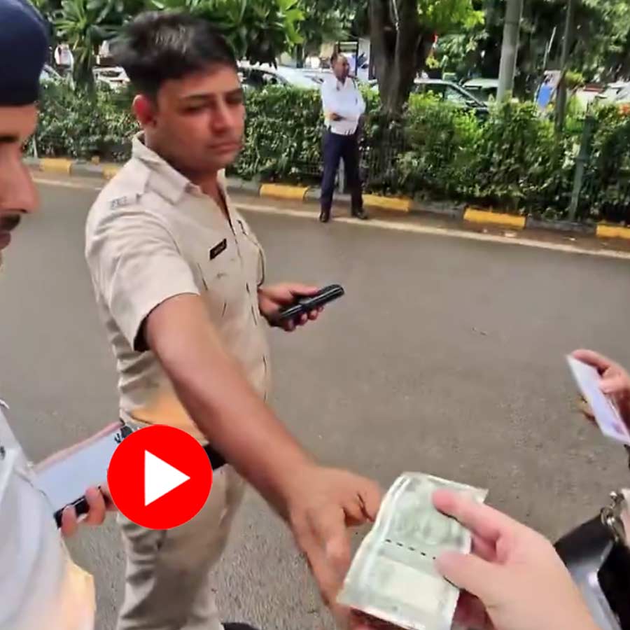 Japanese tourists being asked to pay 1 thousand Rs by traffic police