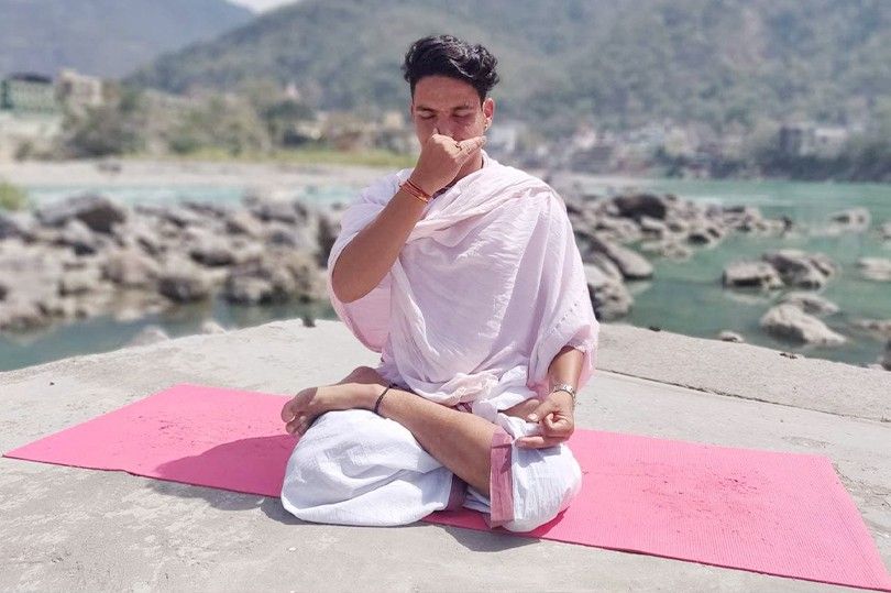 গভীর শ্বাস নিন ও মন শান্ত করুন: আপনার কি মাঝেমধ্যেই আচমকা দুশ্চিন্তা বাড়ে? এমনটা হলে চোখ বন্ধ করে কয়েক বার গভীর শ্বাস নিন। নাক দিয়ে ধীরে ধীরে শ্বাস টেনে কিছু ক্ষণ ধরে রাখুন, তার পরে মুখ দিয়ে ধীরে ধীরে ছাড়ুন। এই সহজ পদ্ধতিটি আপনার হৃদস্পন্দন স্বাভাবিক করে এবং মনকে তাৎক্ষণিক আরাম দেয়।