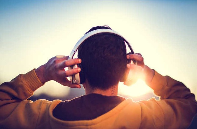 শখ পূরণে মন শান্ত হয়: কাজ এবং সংসারের বাইরে নিজের জন্য সময় রাখুন। যে কাজটি করতে আপনার ভাল লাগে, যেমন - গান শোনা, ছবি আঁকা, বাগান করা বা রান্না করা - সেই কাজটি প্রতিদিন কিছুটা সময় ধরে করুন। শখ পূরণে মন হালকা হয় এবং মানসিক চাপ কমে।