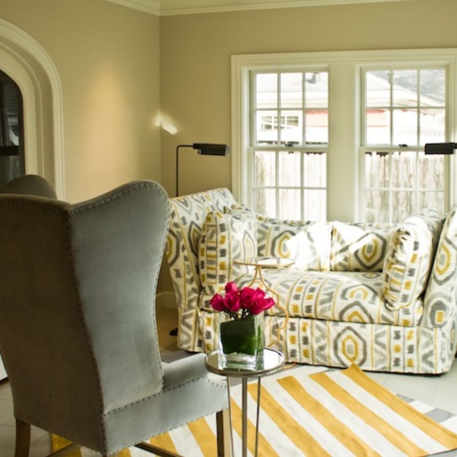 ৩. ফুল দিয়ে সাজান ফুল ছাড়া কোনও উৎসবই সম্পূর্ণ হয় না। পুজোর দিনে টাটকা ফুলের সুবাস এক অন্য রকম অনুভূতি এনে দেয়।