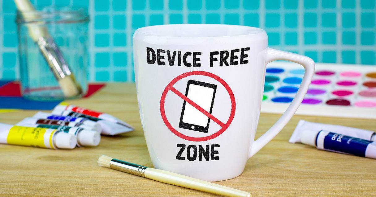 ডিজিটাল ডিটক্স করুন ও নিজেকে সময় দিন: সারা ক্ষণ মোবাইল বা ল্যাপটপের স্ক্রিনে ডুবে থাকলে মনের উপর চাপ বাড়ে। দিনের একটি নির্দিষ্ট সময়ে মোবাইল এবং অন্যান্য ডিভাইস থেকে দূরে থাকুন। এই সময়টুকু নিজেকে দিন, নিজের পছন্দের অন্য কোনও কাজ করুন।