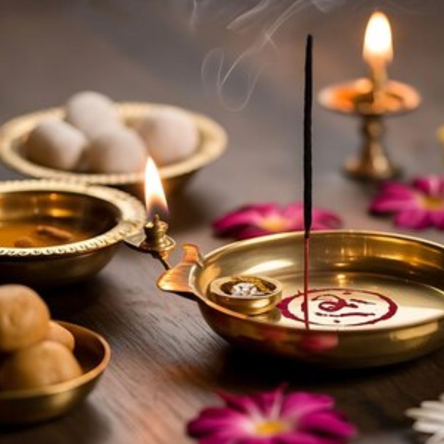 ৪. বাংলার ঐতিহ্যবাহী বা সাবেক জিনিসপত্রের ব্যবহার কিছু ছোট ছোট জিনিসপত্র আপনার ঘরের পুজোর সাজকে সম্পূর্ণ করে তুলতে পারে।  শঙ্খ এবং ঘণ্টা: ঘরের এক কোণে একটি ছোট শঙ্খ এবং ঘণ্টা রাখুন। সন্ধ্যায় শাঁখ বা ঘণ্টা বাজিয়ে সহজেই পুজোর অনুভূতি পাবেন।